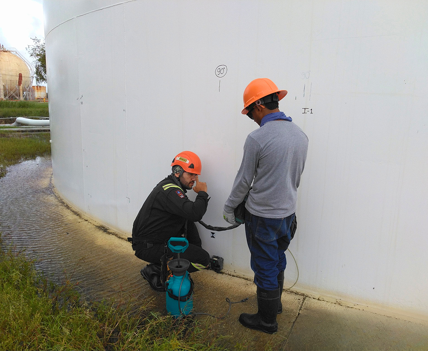 Trabajadores en tanque
