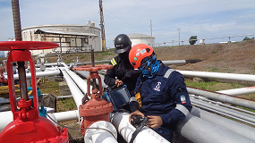 Hombres trabajando en tubería