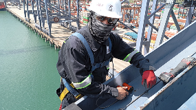 Hombre trabajando en altura