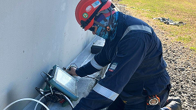 Hombre revisando pantalla