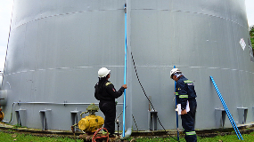 Hombres haciendo medición