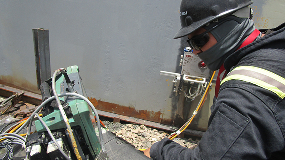 Hombre trabajando en malla