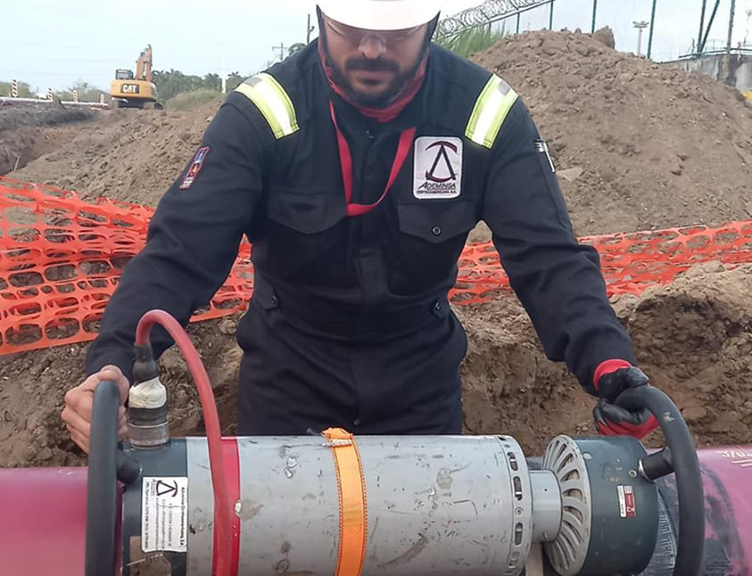 Hombre realizando ensayo radiográfico