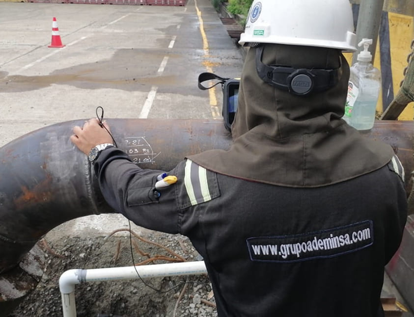 Persona haciendo medición de aspersores