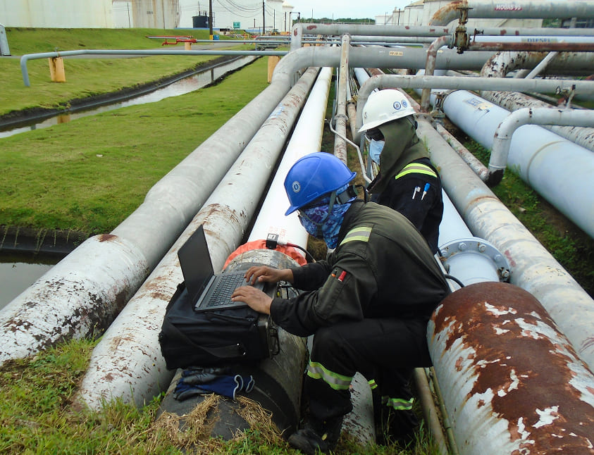Personas haciendo revisión de ondas