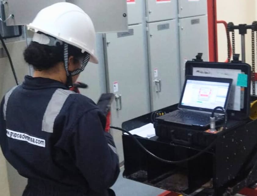 Trabajador evaluando calidad