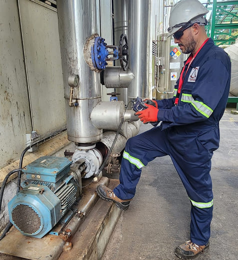 Hombre en revisión de vibraciones mecánicas